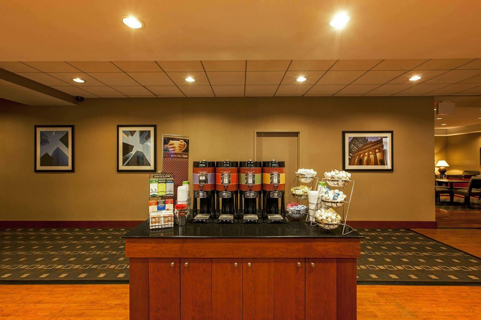 Hampton Inn New York - Laguardia Airport Buitenkant foto