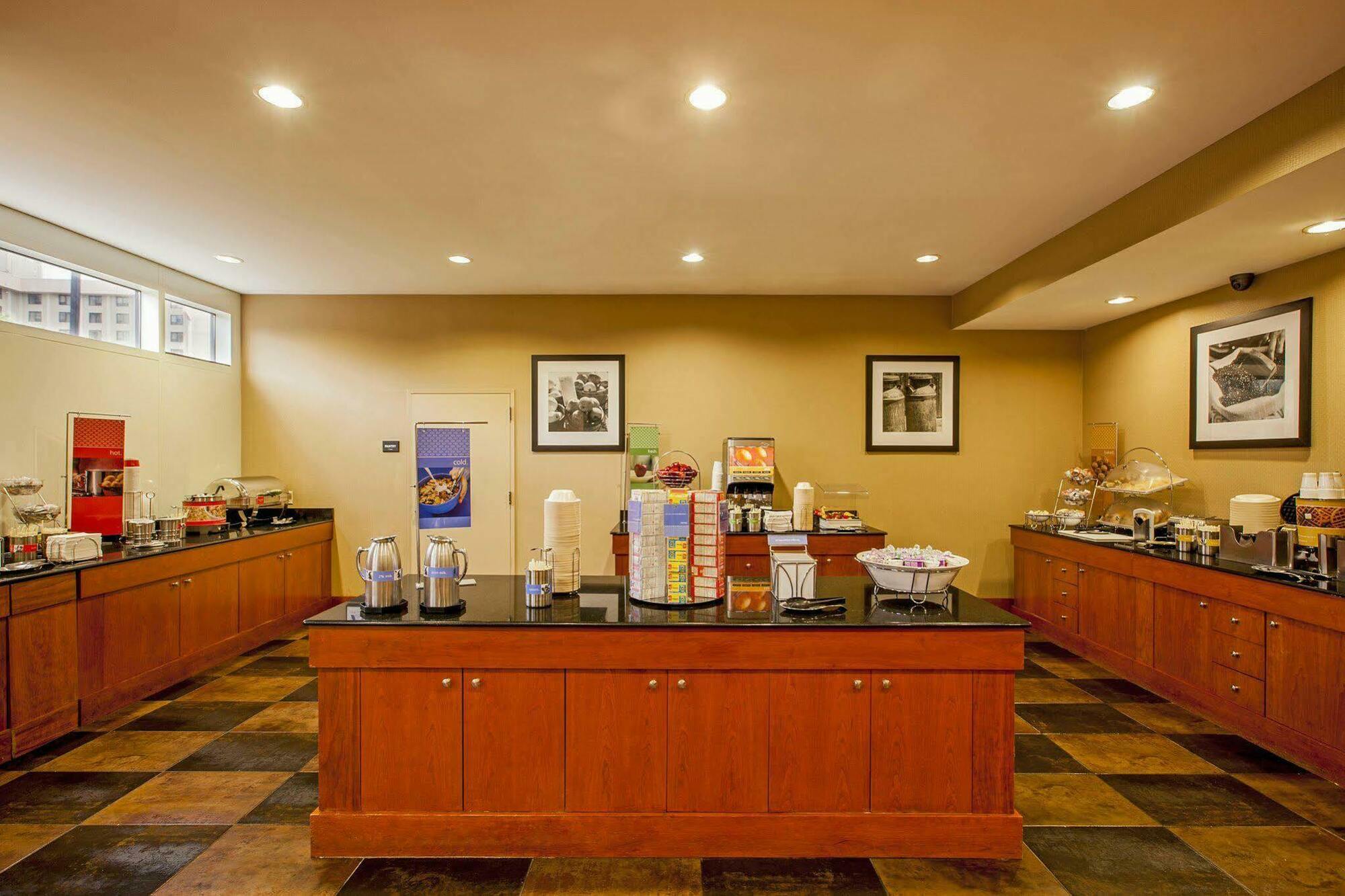Hampton Inn New York - Laguardia Airport Buitenkant foto